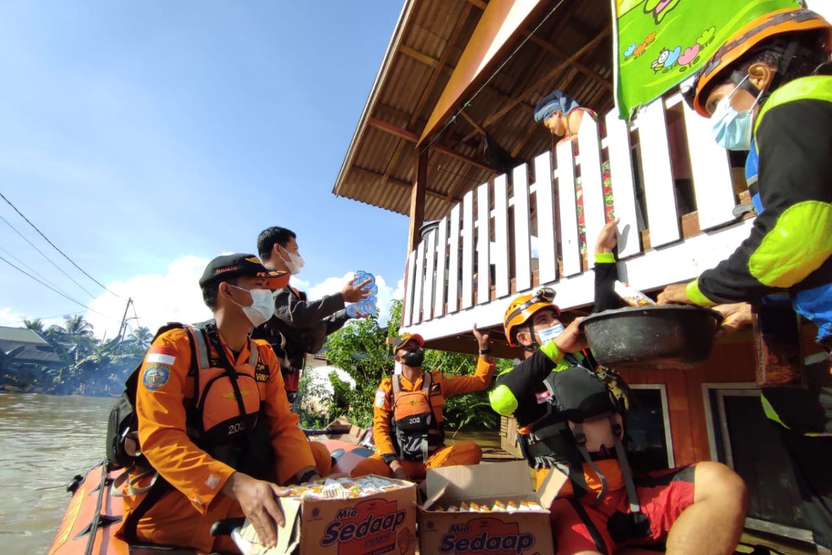 Joint SAR team distributes food to Satui flood area