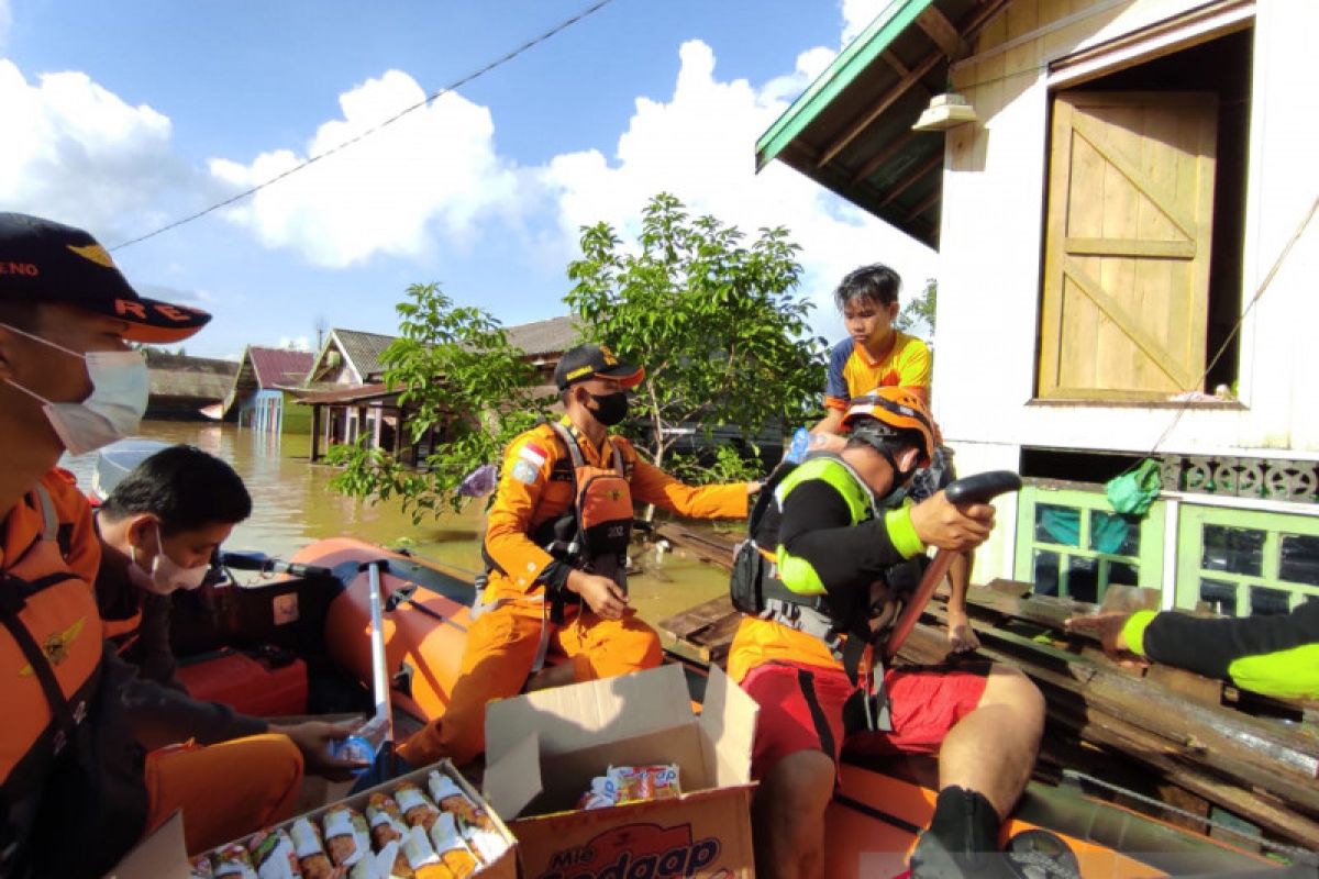 SAR aid packages keep pouring in for Satui's flood victims