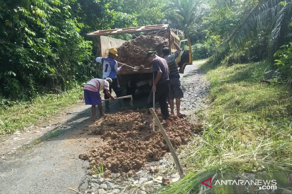 DPUTR Agam perbaiki jalan rusak hubungkan Lubukbasung-Batukambiang