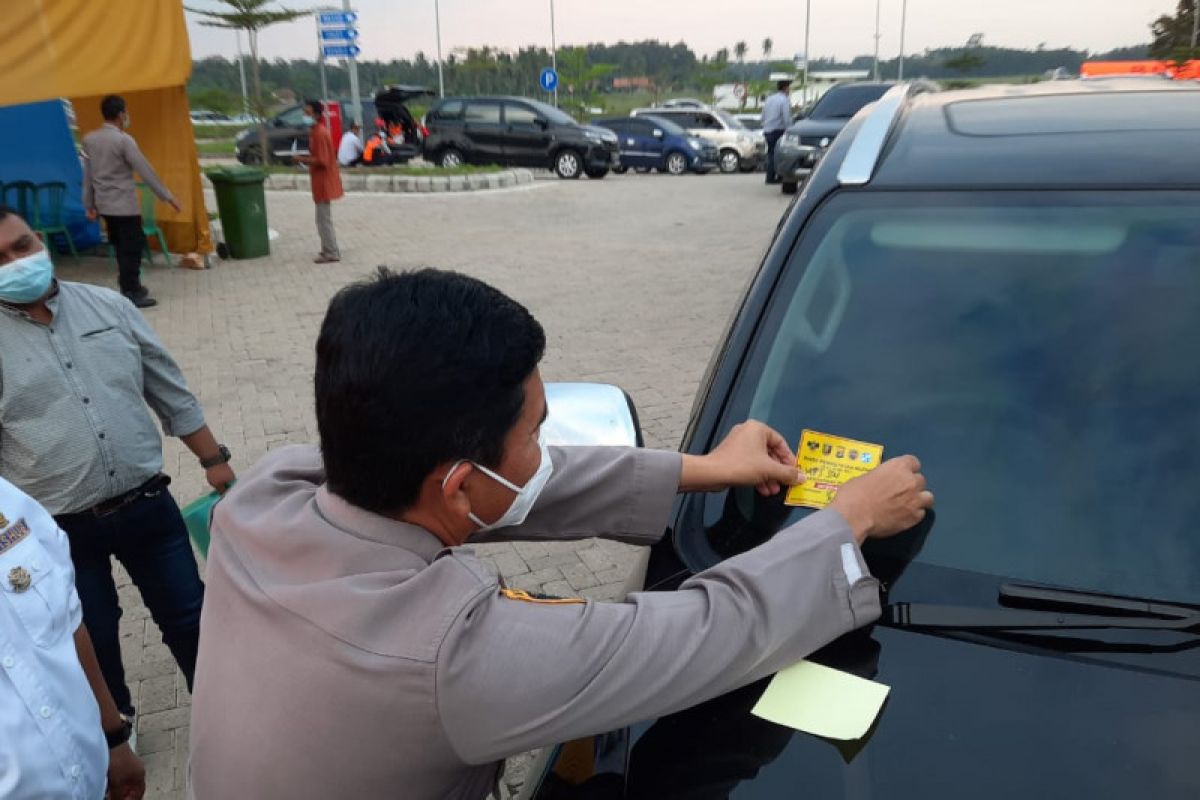 Petugas pasang stiker di kendaraan yang berkas prokes pengendaranya lengkap