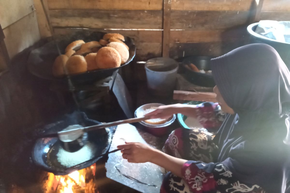 Kudapan kareh-kareh khas Solok diminati warga