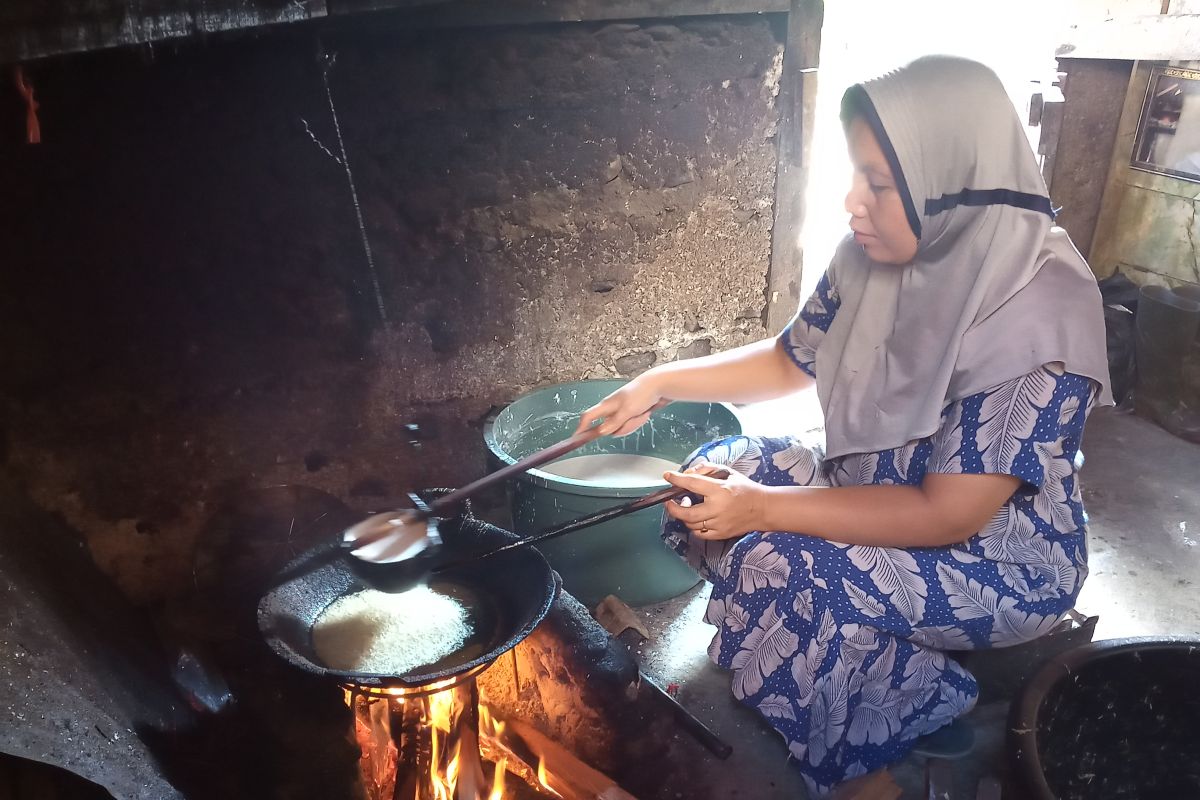 Penjualan kudapan kareh-kareh khas Kabupaten Solok diminati saat lebaran