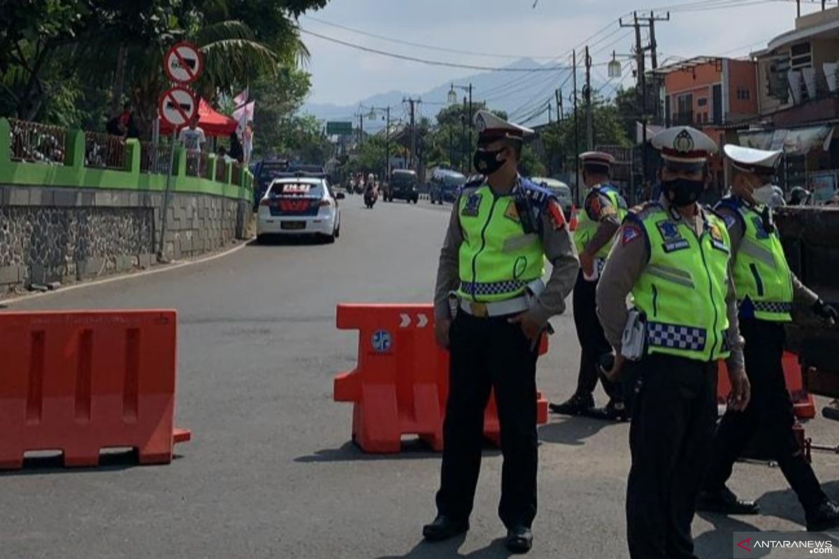 Polisi tutup jalur menuju Puncak dari Cianjur