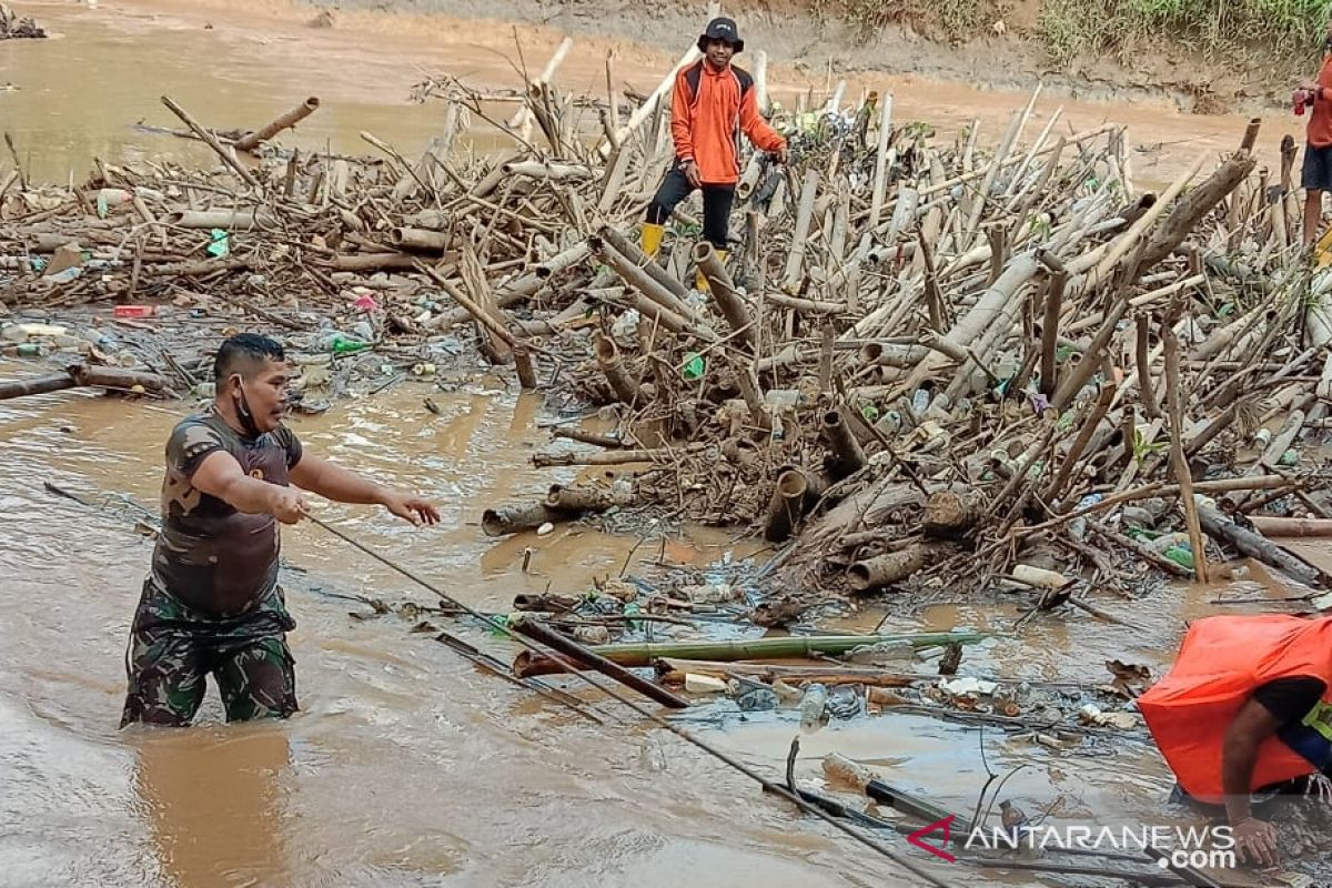 Cegah luapan sungai, warga HST bersihkan tumpukan sampah bambu yang tutupi sungai Barabai