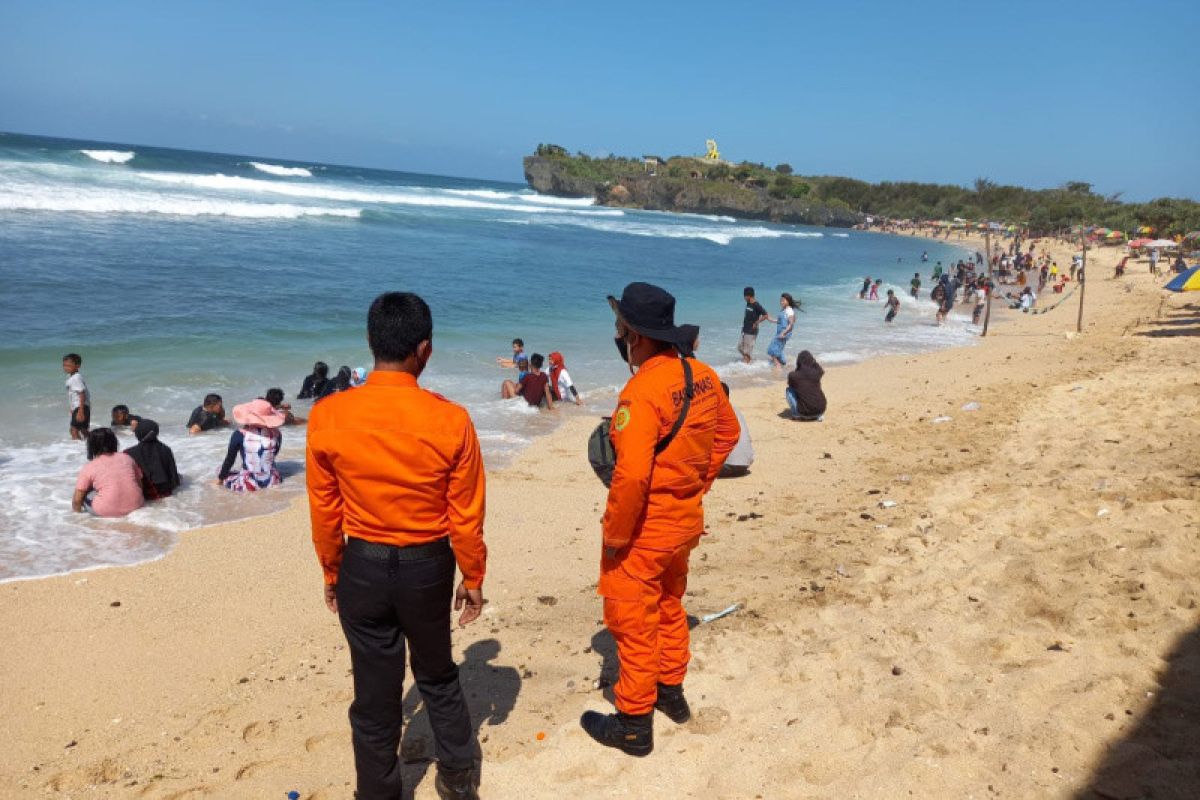 Basarnas Yogyakarta menyiagakan personel di wisata pantai selatan DIY