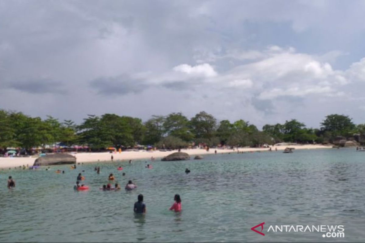 Wisatawan lokal padati pantai Tanjung Tinggi Belitung