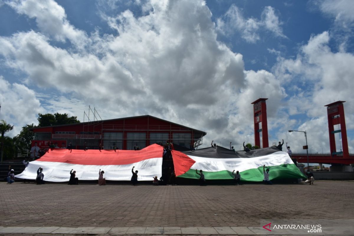 Bendera Palestina-RI raksasa dikibarkan ACT di Benteng Kuto Besak