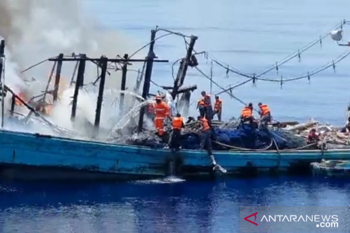KM Sinar Mas terbakar, kapal TNI AL selamatkan 27 ABK