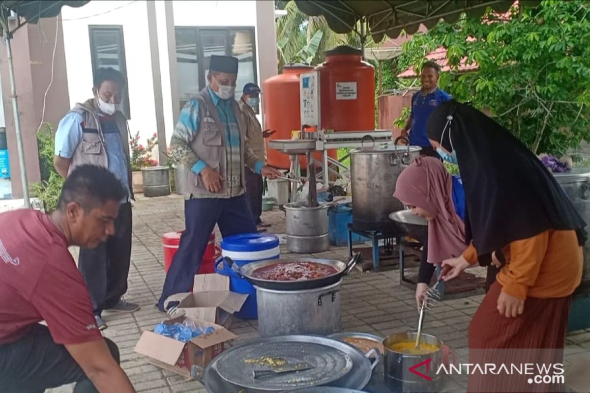 Tanah Bumbu builds public kitchens for flood victims