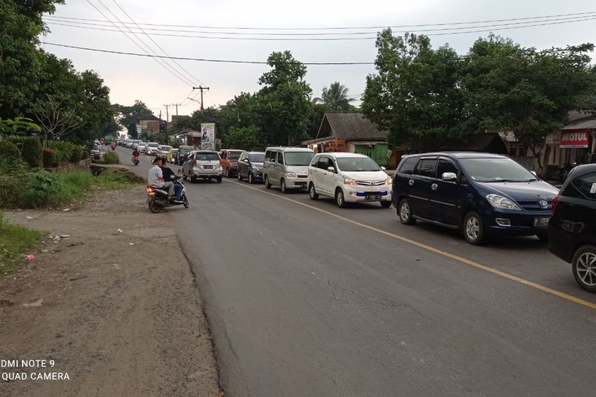 Ruas jalan Pandeglang-Rangkasbitung dipadat kendaraan