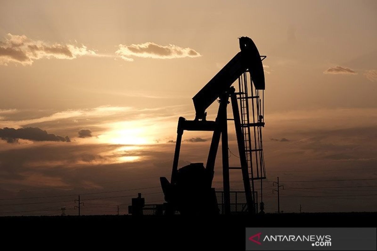 Harga minyak turun karena persediaan AS naik