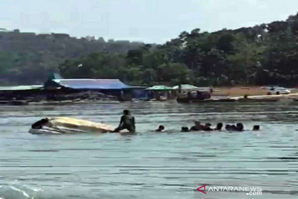 Perahu ditumpangi 20 wisatawan tenggelam di Waduk Kedung Ombo