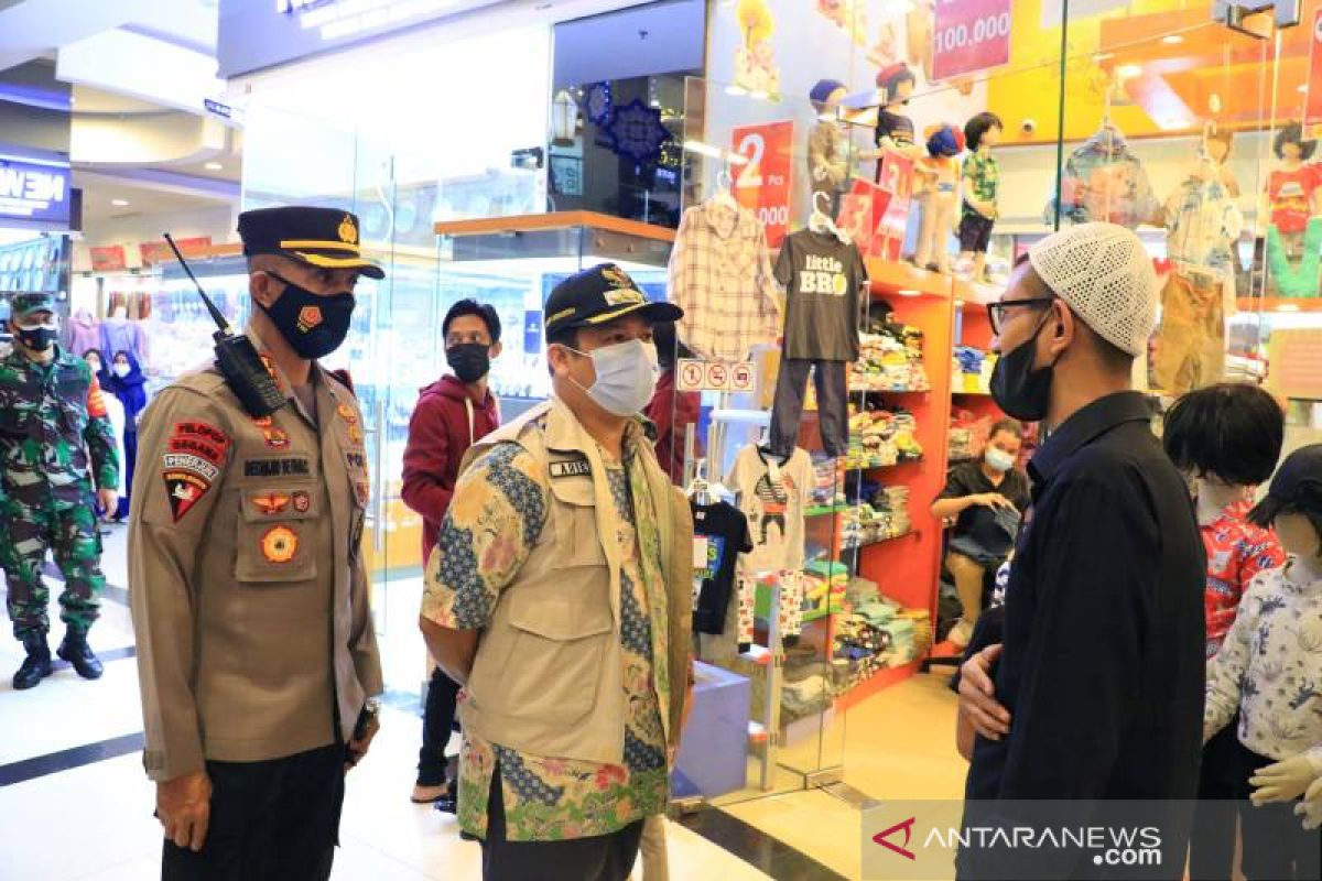 Wali Kota Tangerang ingatkan pusat belanja  batasi pengunjung
