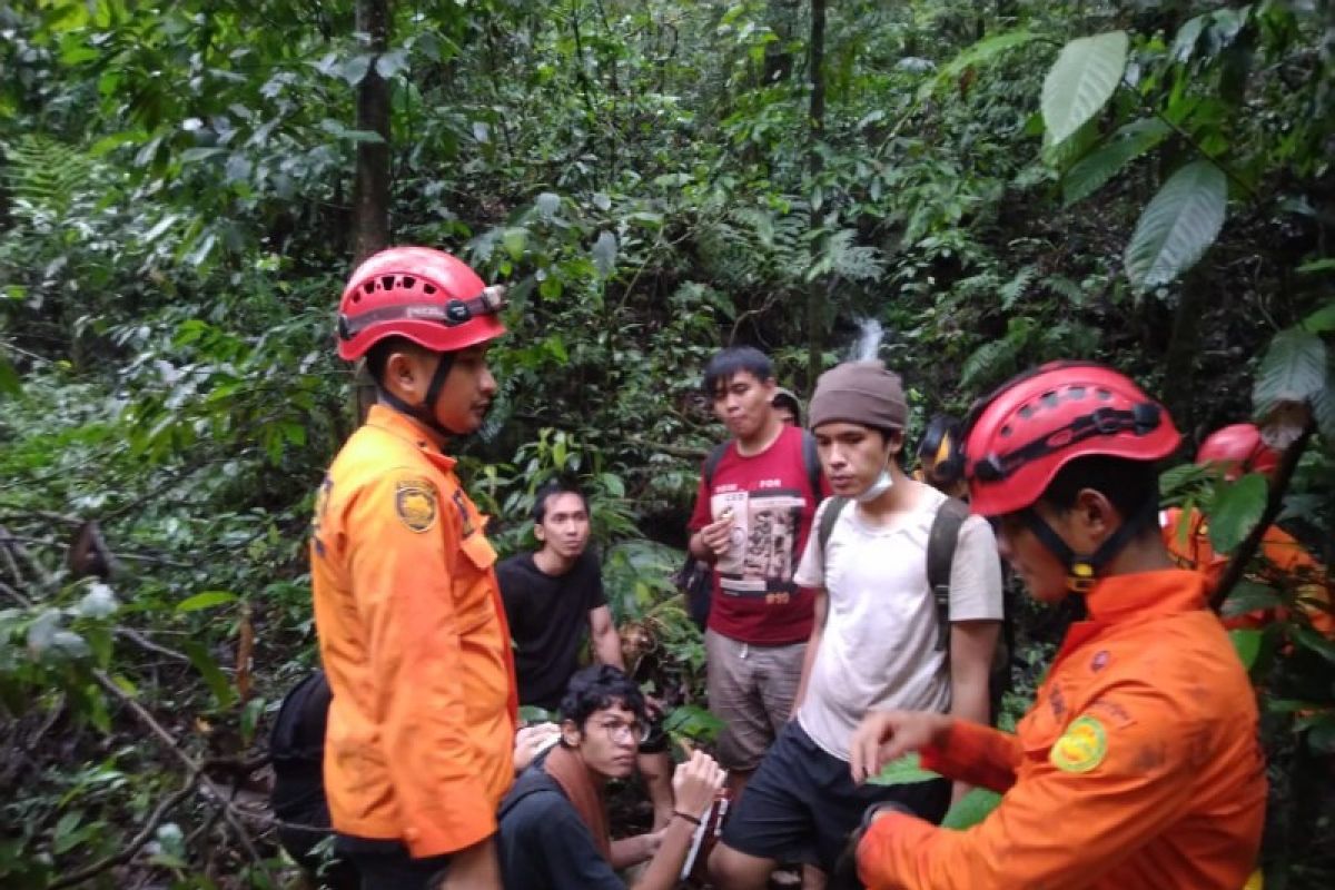 Guru dan murid yang tersesat di kawasan air terjun Sibolangit ditemukan