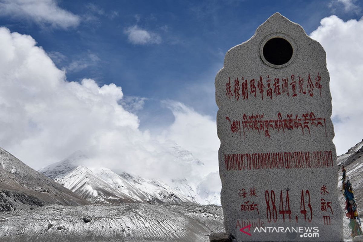 Pendaki tunanetra asal China taklukkan Gunung Everest