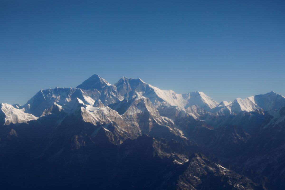 Helikopter berpenumpang enam orang hilang di Nepal