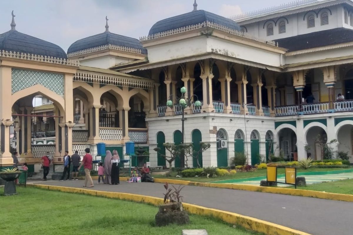 Warga Medan ramai kunjungi Istana Maimun