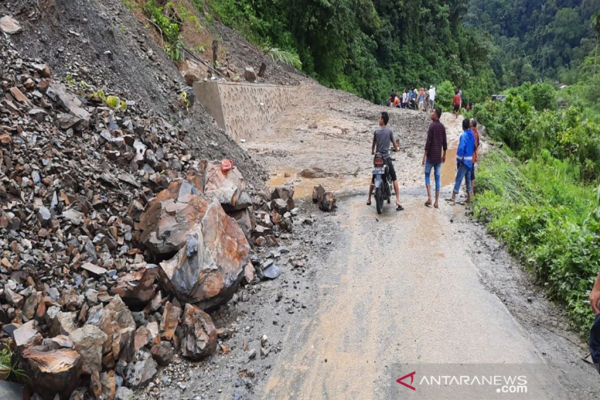 Longsor tutupi jalan Provinsi Kotanopan - Ulu Pungkut