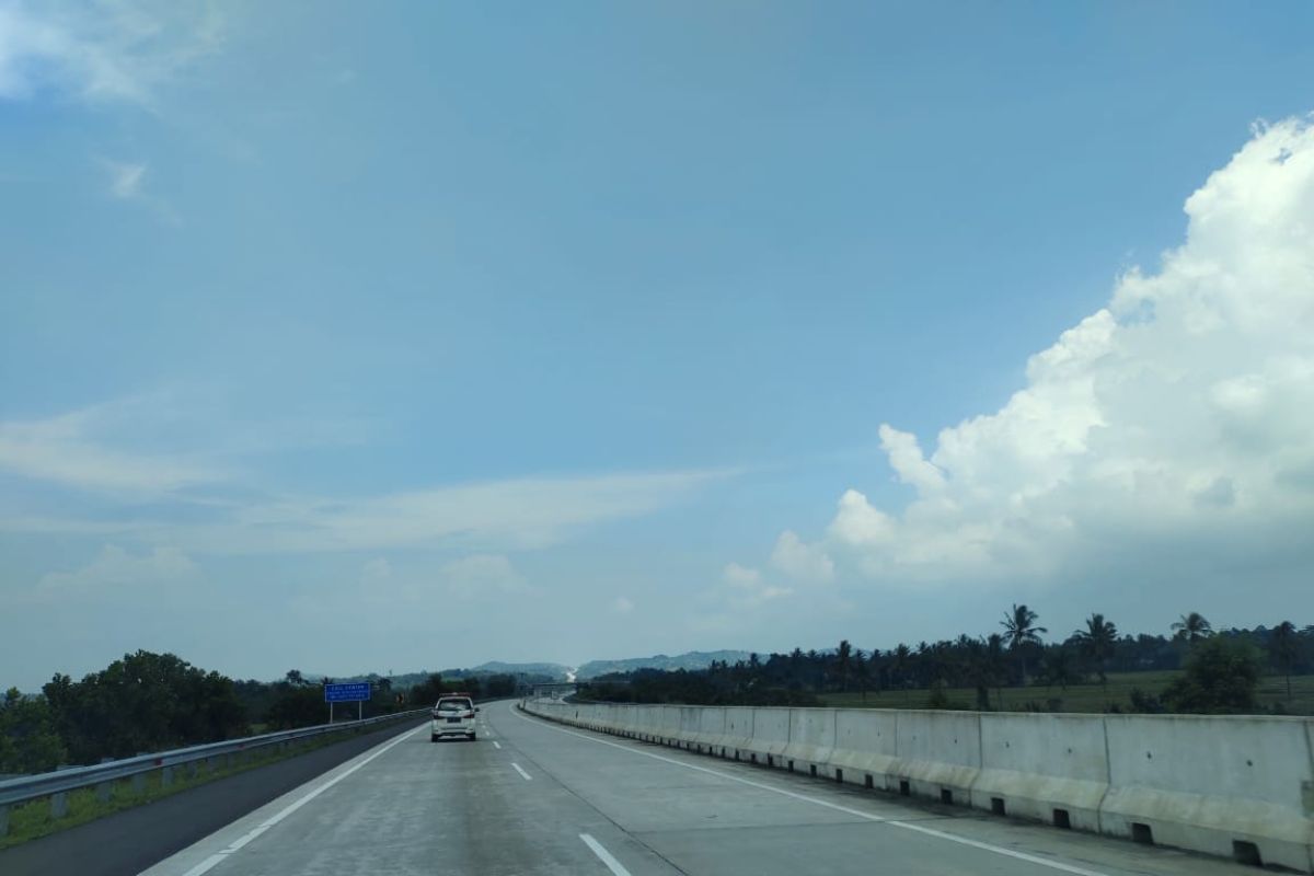 Arus kendaraan via tol Sumatera  ruas Bakter masih lenggang