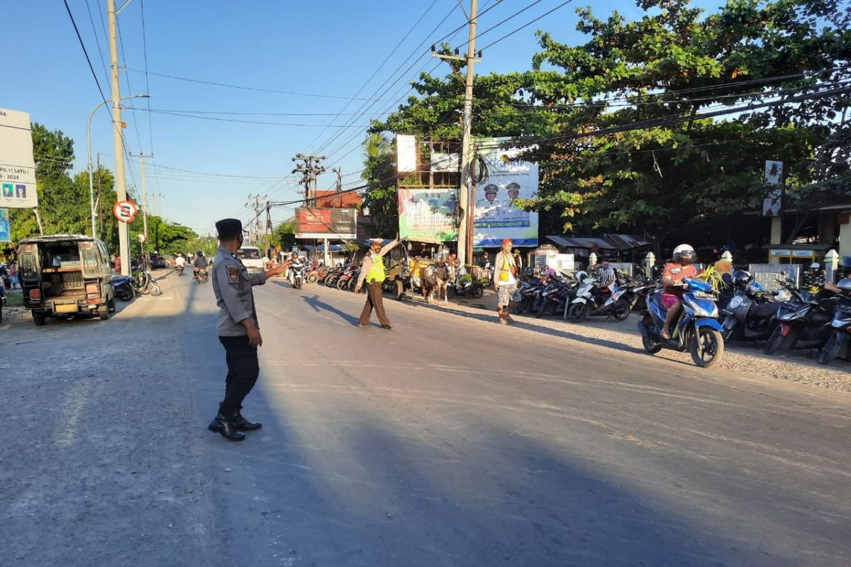 Antisipasi keramaian pasar tradisional, Polsek Tanjung berikan pengamanan dan imbauan prokes COVID-19