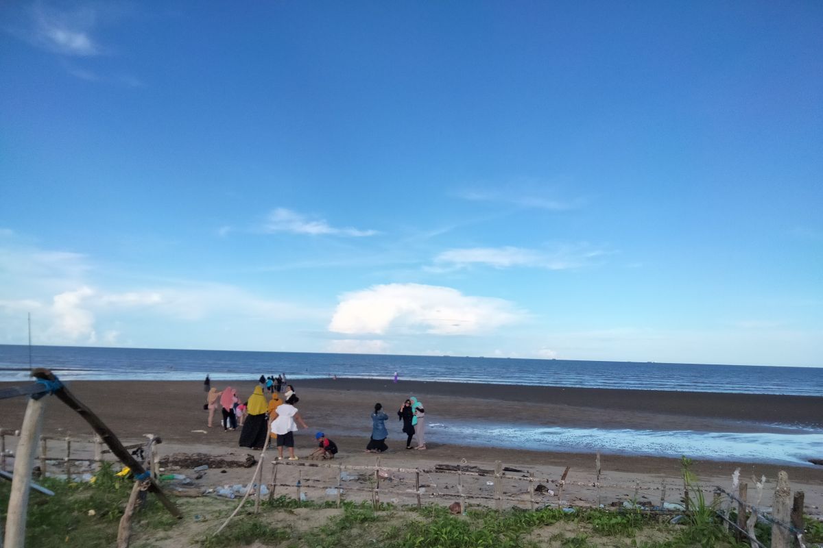 Warga Tarakan Padati Pantai Amal Saat Libur Lebaran