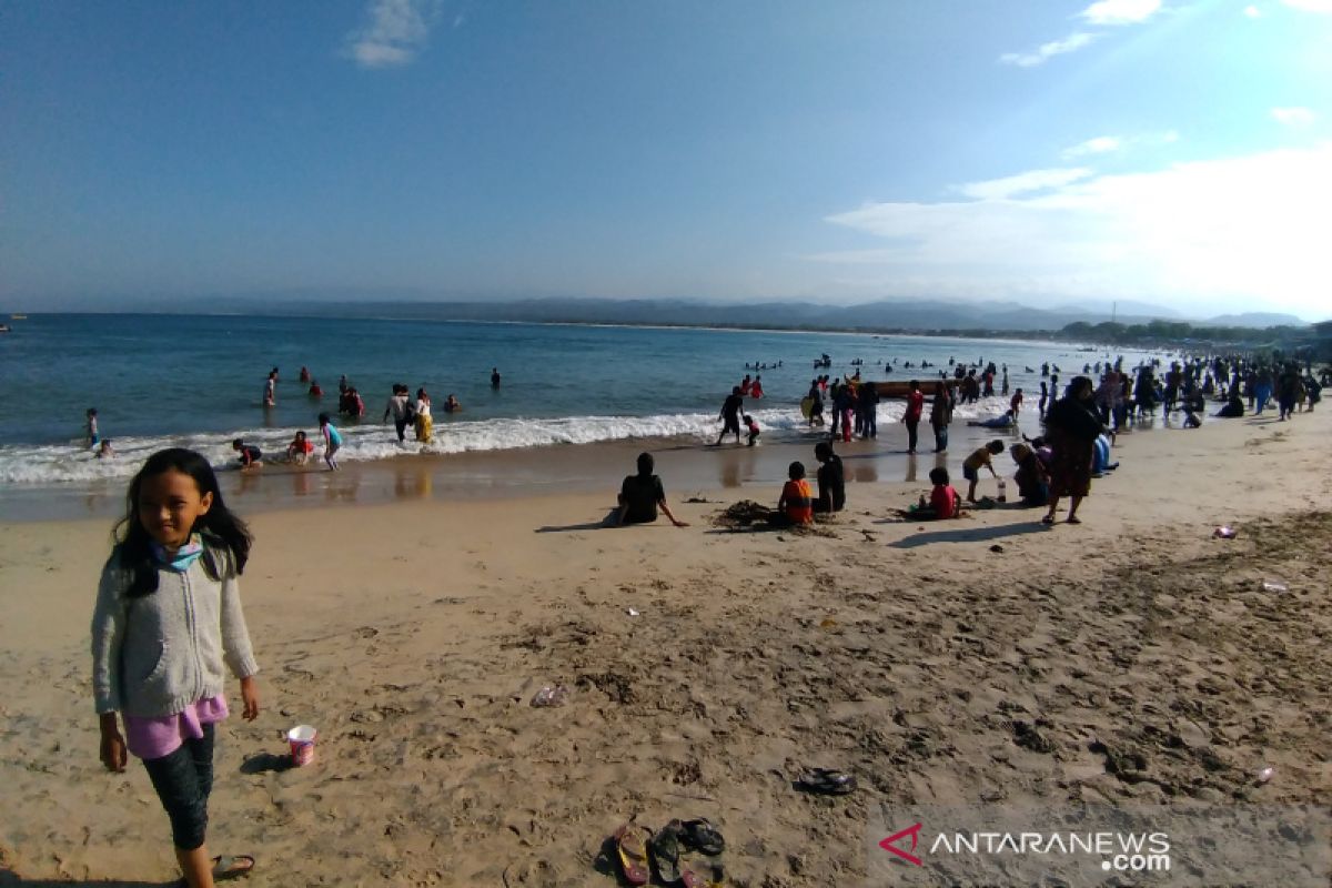 Wisatawan hilang terseret ombak di Pantai Santolo Garut