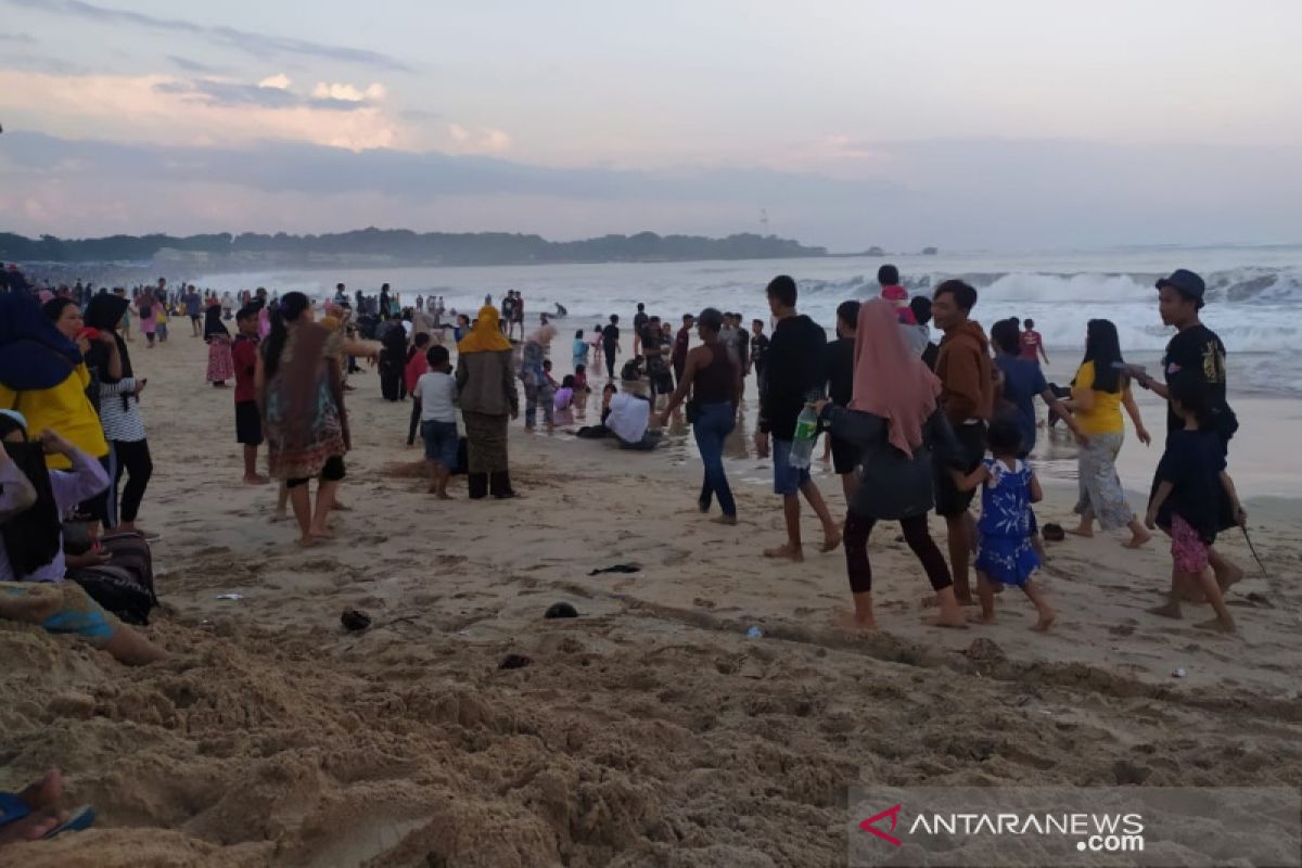 Terjadi lonjakan pengunjung, wisata pantai di Garut ditutup