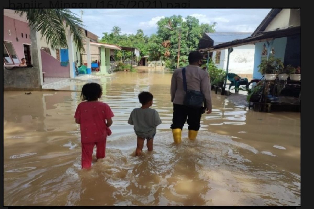 Sei Padang meluap, sejumlah pemukiman penduduk digenangi air