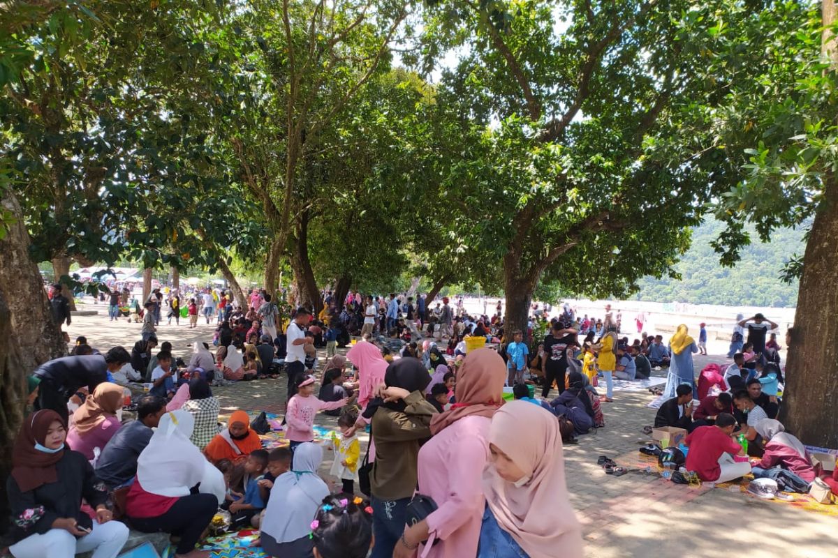 Pantai Pulau Datok Sukadana dipadati pengunjung