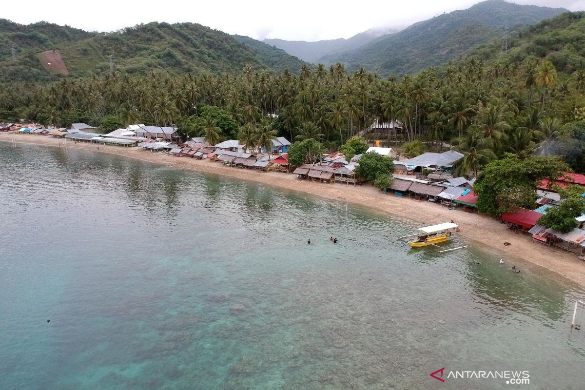 Pantai Botutonuo sepi pada hari terakhir libur Lebaran