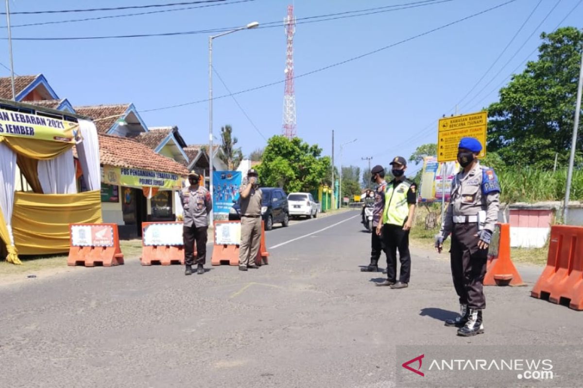 Polisi tutup akses masuk ke sejumlah objek wisata pantai di Jember