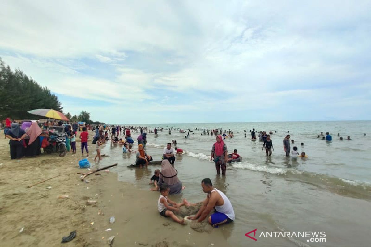 Ribuan pengunjung padati pantai Aceh Timur