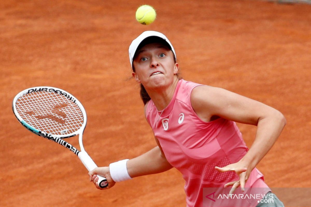 Juara bertahan Swiatek menang atas Peterson di babak kedua Roland Garros