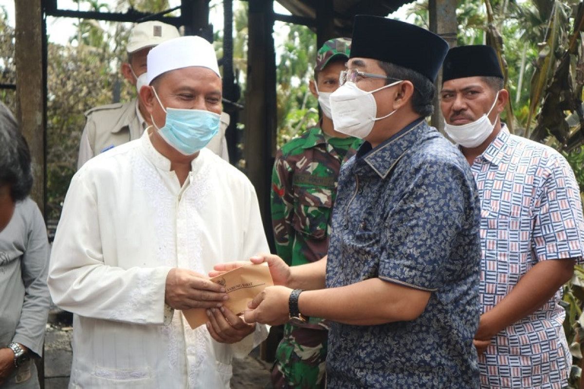 Bupati Tanjabbar sambangi Ustadz M Harun korban kebakaran di Betara