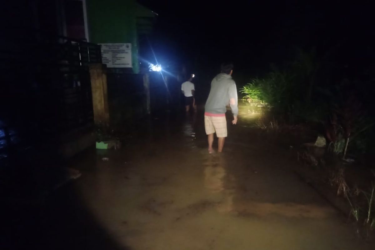 Banjir luapan Sungai Selagan putuskan jalan provinsi di Mukomuko