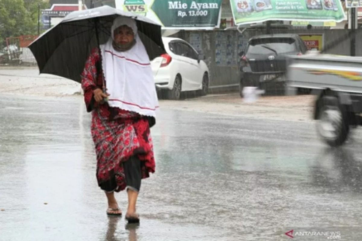 BMKG ingatkan potensi hujan lebat disertai angin