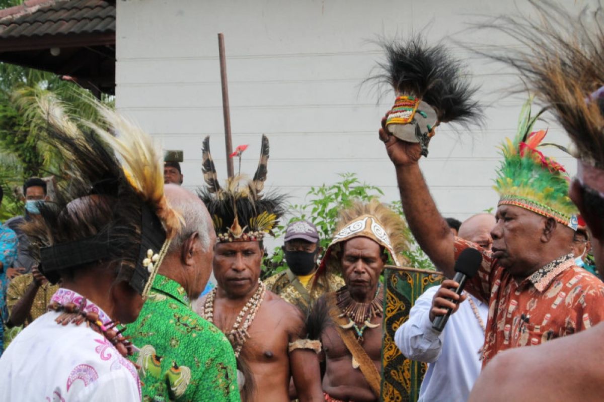 Sidang istimewa dewan adat tetapkan JJK Mandibodibo pemimpin suku Biak