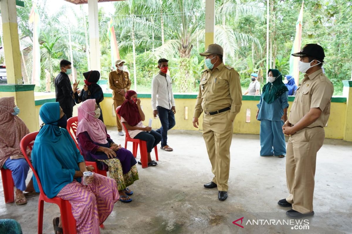 Bupati Siak tinjau vaksinasi massal di Sungai Apit