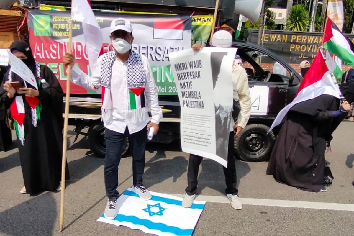 Bela Palestina, ratusan orang gelar aksi damai di depan gedung DPRD Jatim