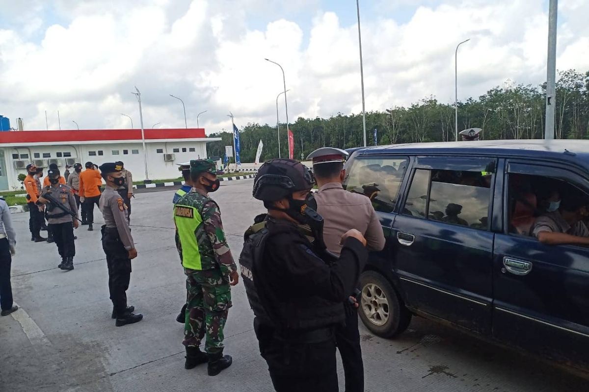 Polda Lampung putar balik ratusan kendaraan pada larangan mudik