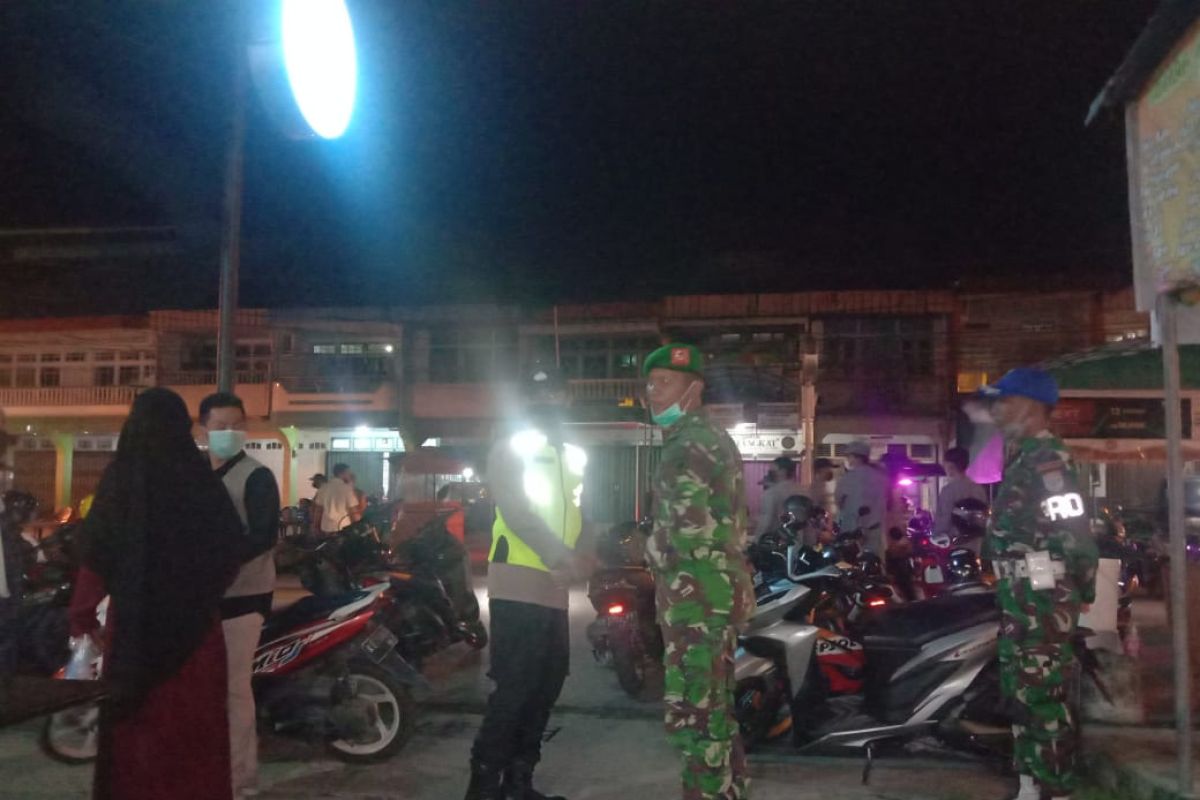 Satgas COVID-19 Kecamatan Pemangkat razia pengunjung warkop tak terapkan prokes