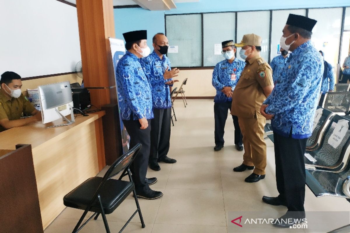 Bupati Kotim sidak hari pertama kerja usai libur Lebaran