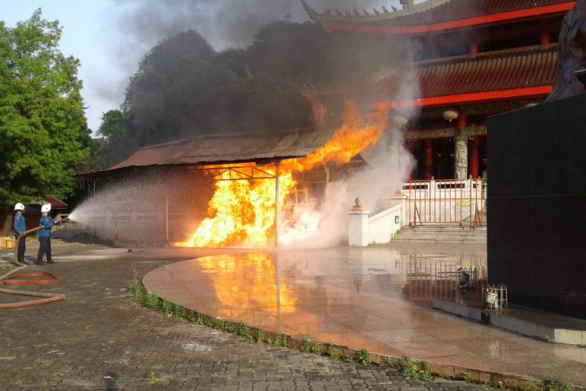 Bangunan tempat penyalaan lilin Kelenteng Sam Po Kong terbakar