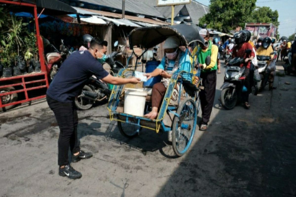 Semen Gresik bagikan masker dan APD dukung Rembang bebas COVID-19