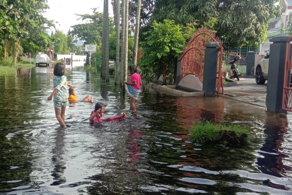 Dumai kebanjiran, Wako Paisal kerahkan amphibi bersihkan sungai