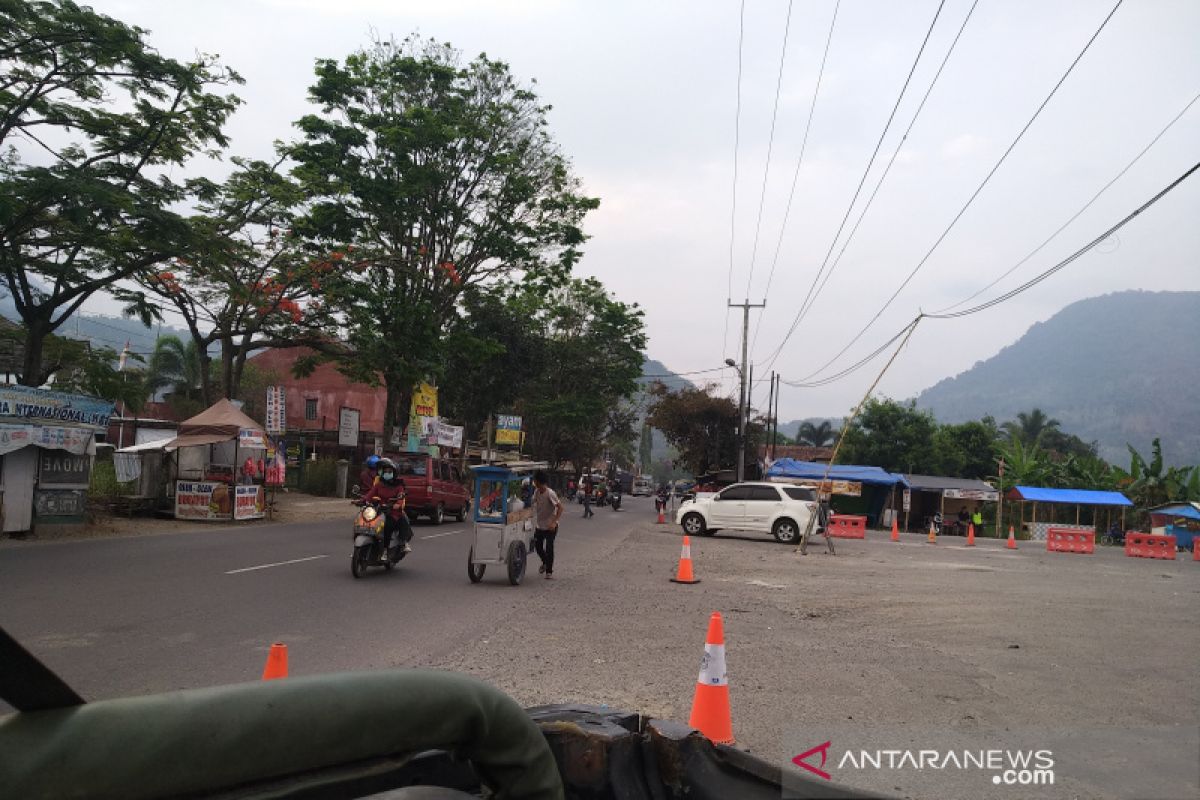 Arus kendaraan di jalur Bandung-Garut normal