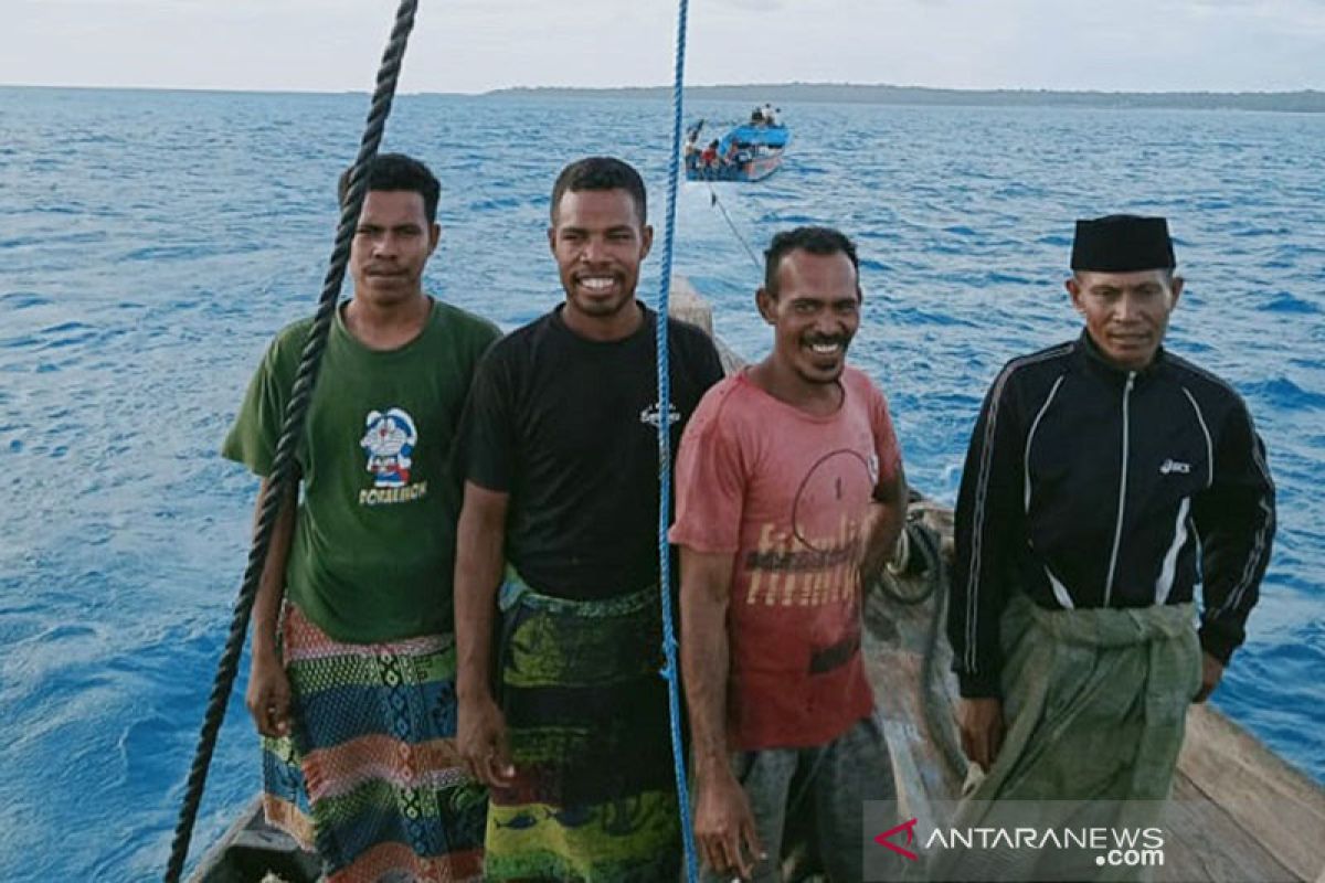 Empat warga Tual ditemukan terombang-ambing di laut
