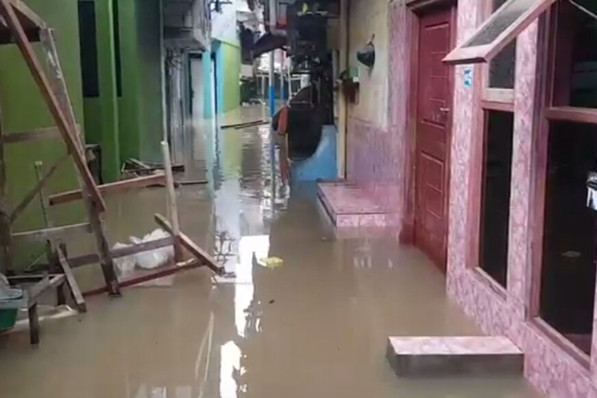 Kebon Pala residential area inundated with two-meter-high floodwaters