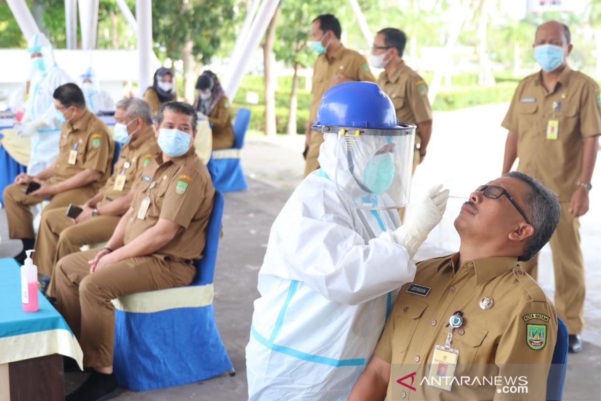 Pegawai Pemko Batam jalani tes COVID-19 usai libur Lebaran