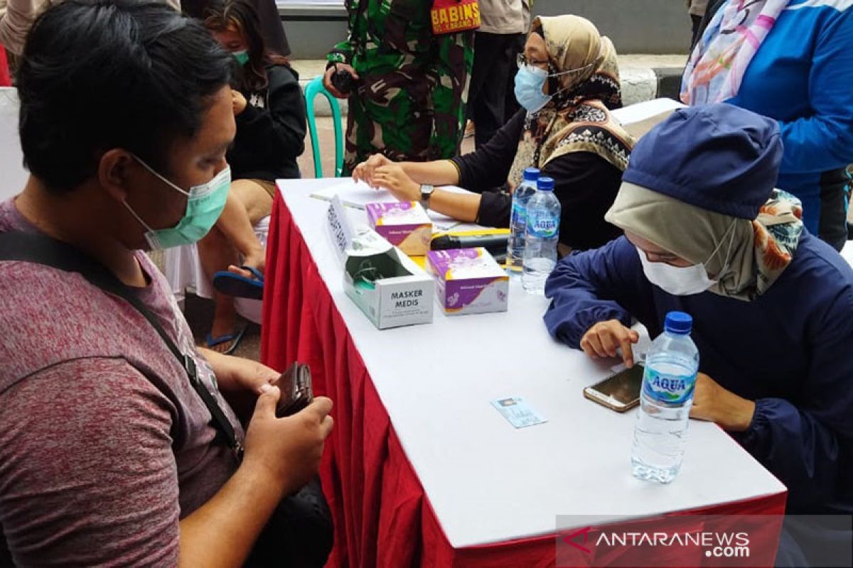 Puluhan warga Sawah Besar yang pulang mudik jalani tes antigen